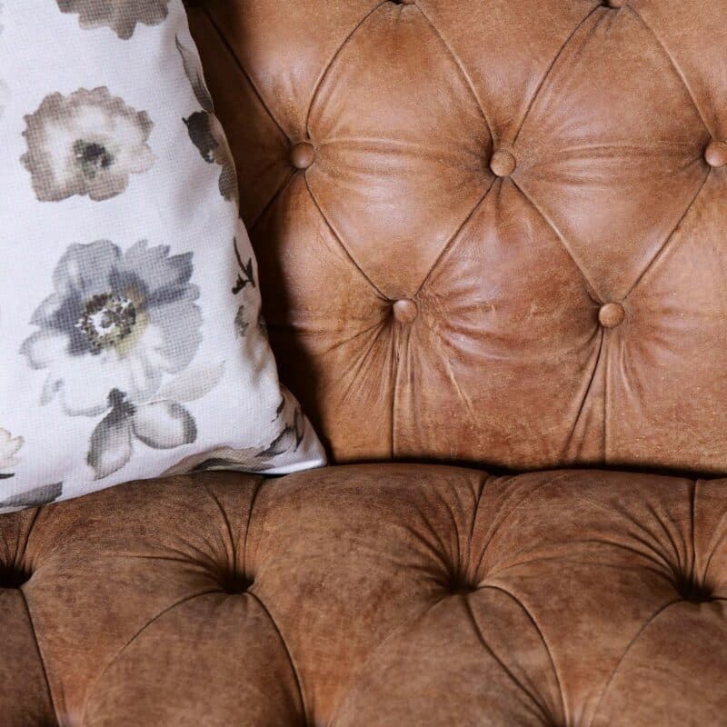 Trendstore Garvin Bigsofa mit Bezug in Anilinleder Braun und Antik-Füße Schwarz - Wohnbeispiel mit Detailansicht Leder