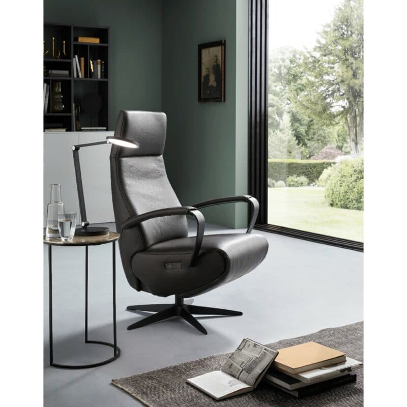 Contur Einrichten Girona Relexsessel in Leder graphit – Wohnbeispiel