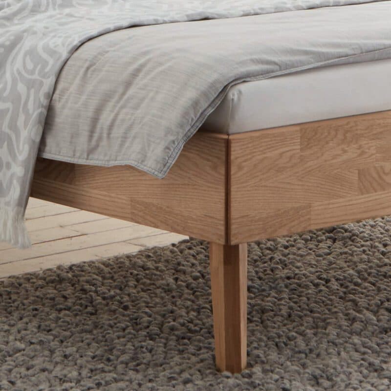 Hasena Simone Massivholzbett LF 180 x 200 Eiche bianco geölt und Kopfteilbezug Flachgewebe 335 Pepe grey BHL ca. 186 x 91 x 215 cm Detailbild Fuß