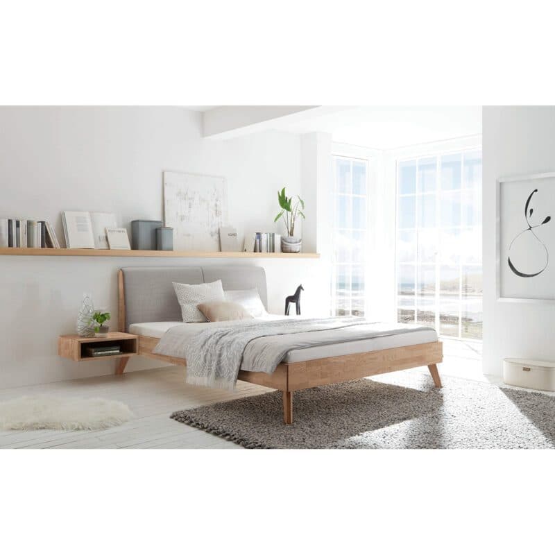 Hasena Simone Massivholzbett LF 180 x 200 Eiche bianco geölt und Kopfteilbezug Flachgewebe 335 Pepe grey BHL ca. 186 x 91 x 215 cm Wohnbeispiel
