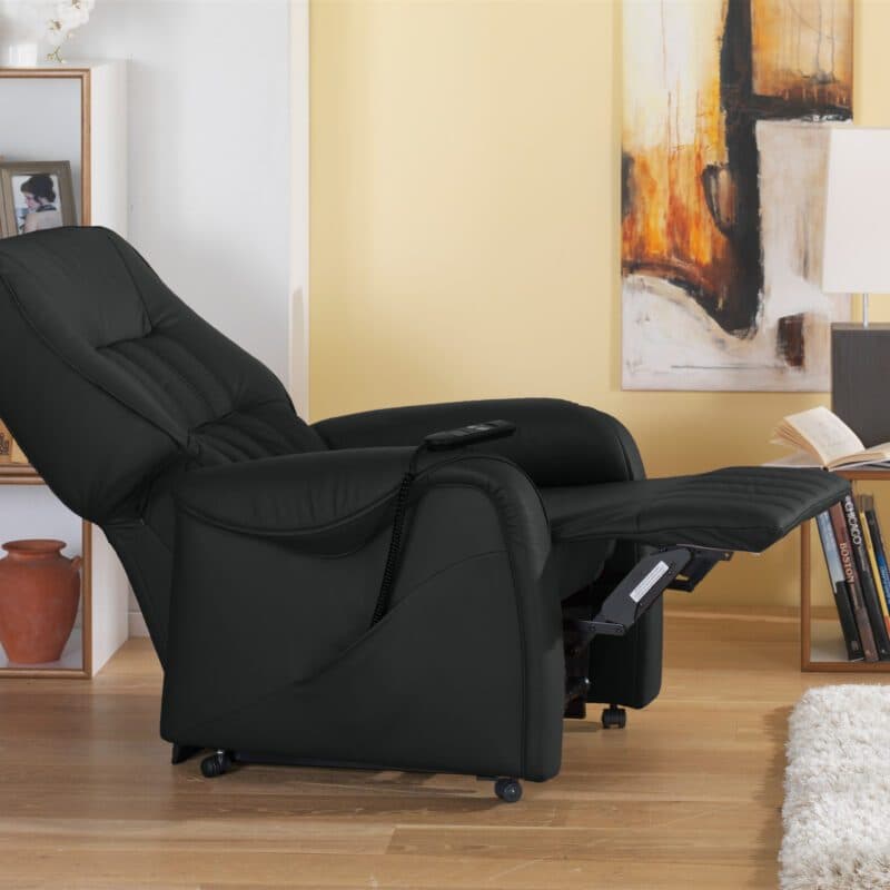 Himola 9687 Relaxsessel in Leder Torro Schwarz – Relaxposition Wohnbeispiel