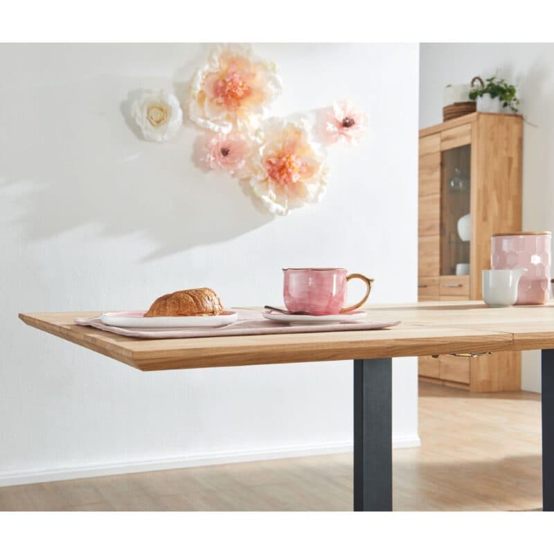 Trendstore Gaard Esstisch in Wildeiche massiv geölt mit U-Gestell in Metall schwarz.