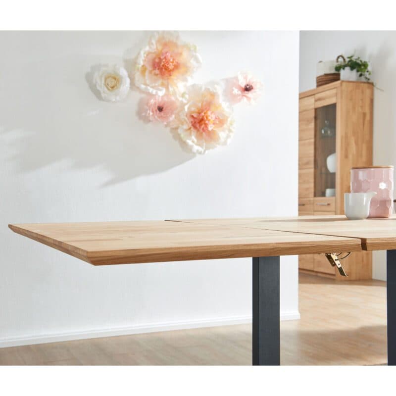 Trendstore Gaard Esstisch in Wildeiche massiv geölt mit U-Gestell in Metall schwarz.