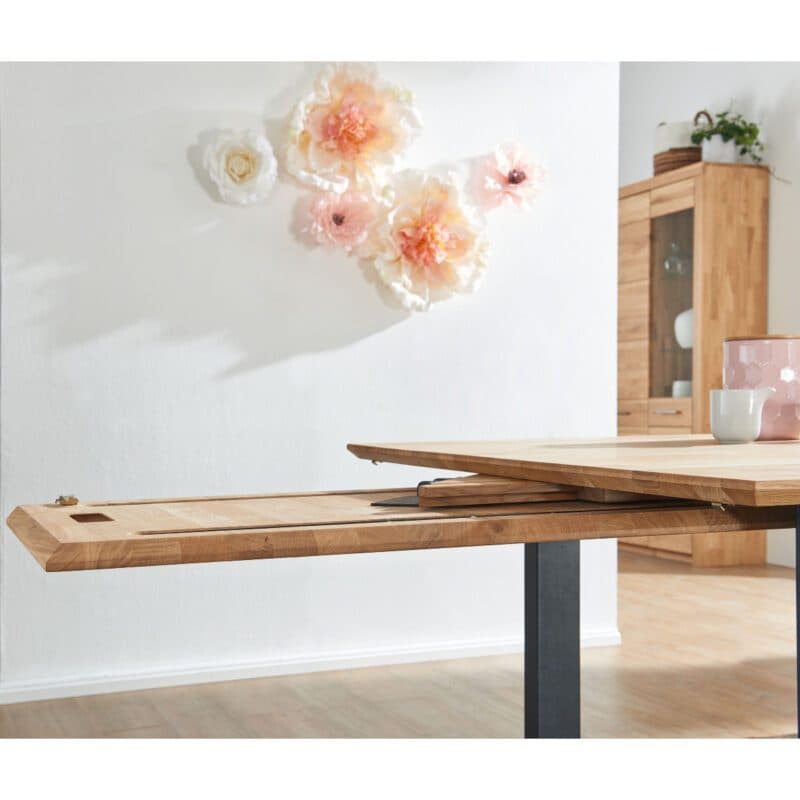 Trendstore Gaard Esstisch in Wildeiche massiv geölt mit U-Gestell in Metall schwarz.