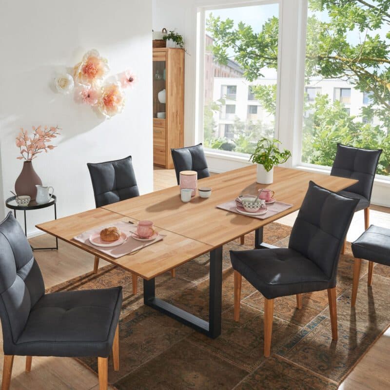 Trendstore Gaard Esstisch in Wildeiche massiv geölt mit U-Gestell in Metall schwarz als Wohnbeispiel.