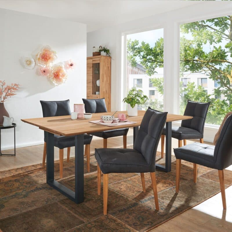 Trendstore Gaard Esstisch in Wildeiche massiv geölt mit U-Gestell in Metall schwarz als Wohnbeispiel.