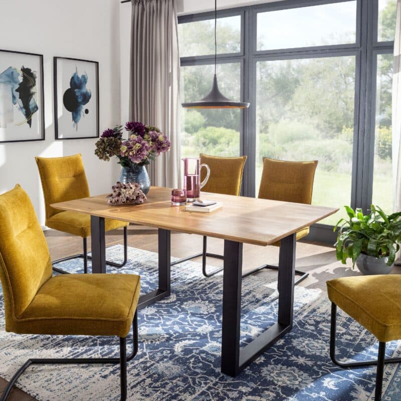Trendstore Gaard Esstisch in Wildeiche massiv geölt mit U-Gestell in Metall schwarz als Wohnbeispiel.