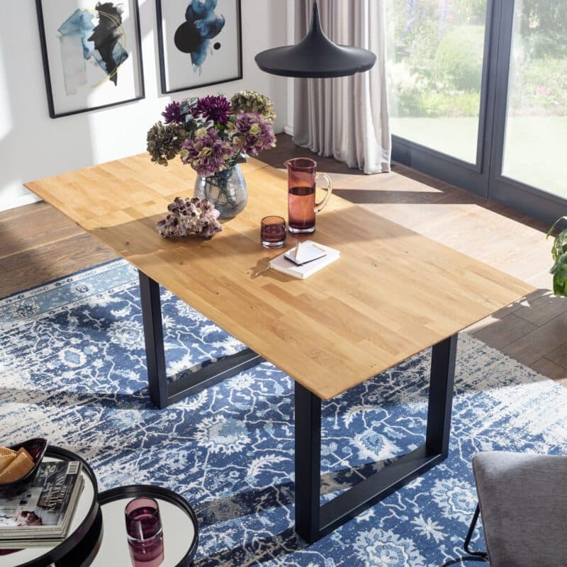 Trendstore Gaard Esstisch in Wildeiche massiv geölt mit U-Gestell in Metall schwarz als Wohnbeispiel.