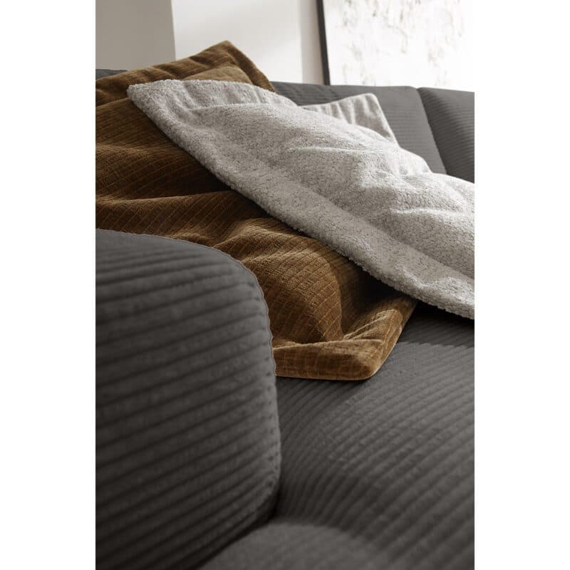 Musterring Lucia Megasofa Bezug Cord dark grey Nahaufnahme Armlehne und Sitzfläche