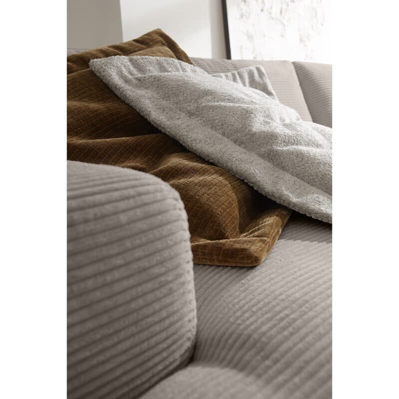 Musterring Lucia Megasofa Bezug Cord light grey Nahaufnahme Armlehne und Sitzfläche