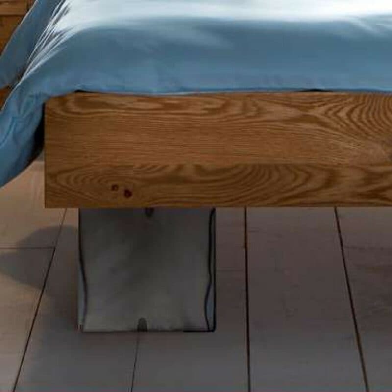 Hasena Oak-Wild Cena Cadro 18 Quada Massivholzbett inkl. Kopfteilpolsterung - Wohnbeispiel mit Detailansicht Blockfuß iron geschweißt