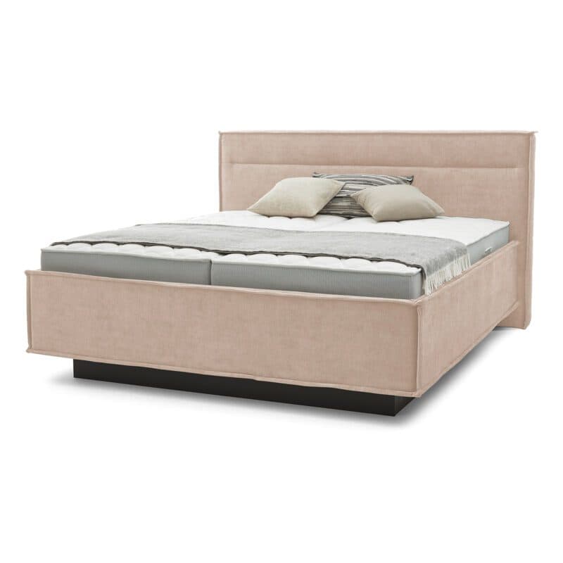 Musterring JustB! Polsterbett in Flair 10070 weiß schräg mit Deko