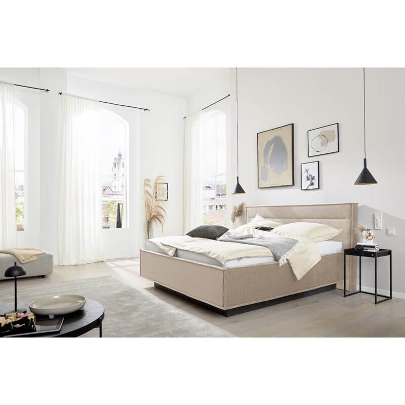 Musterring JustB! Polsterbett in Flair 10070 weiß Wohnbeispiel mit Deko