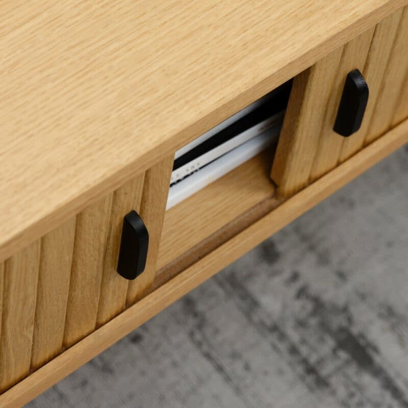 Trendstore Uriel Couchtisch in Eiche Furnier Natur mit Füßen und Griffen aus Metall - Wohnbeispiel mit Detailansicht Lamellentüren