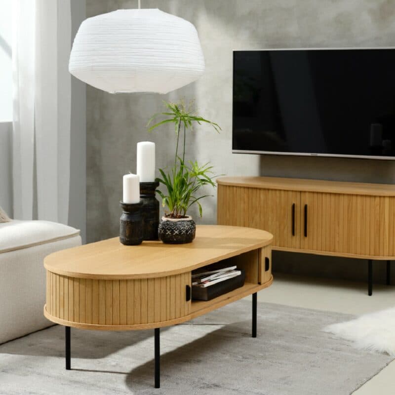 Trendstore Uriel Couchtisch in Eiche Furnier Natur mit Füßen und Griffen aus Metall - Wohnbeispiel