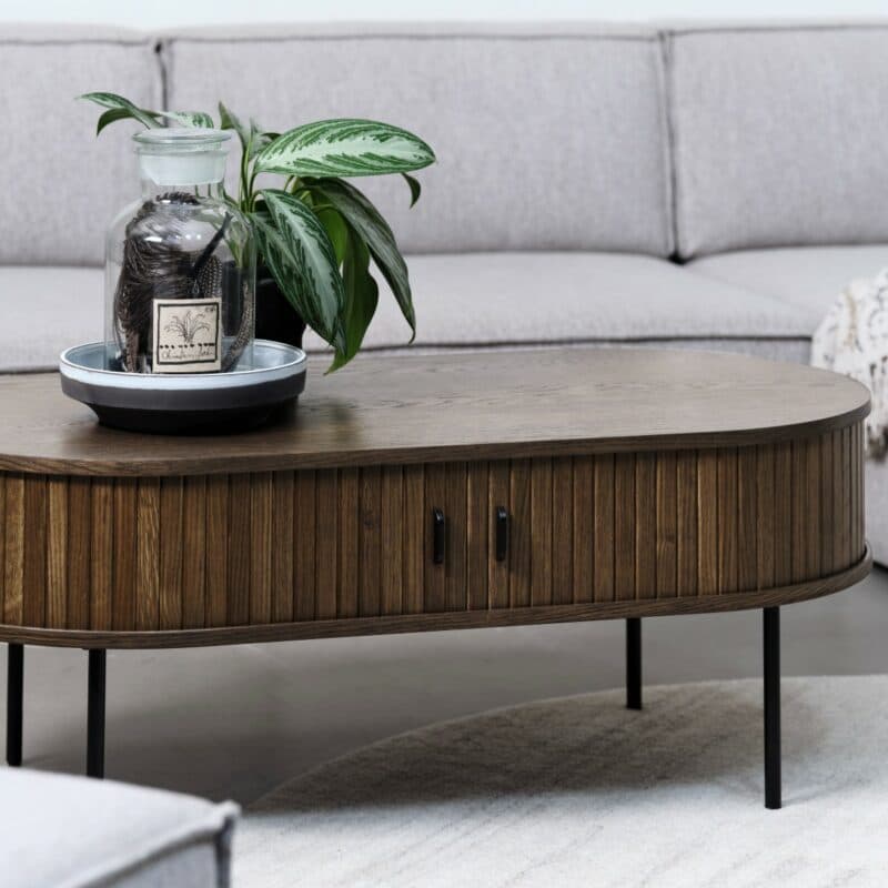 Trendstore Uriel Couchtisch in Eiche Furnier Smoked mit Füßen und Griffen aus Metall - Wohnbeispiel