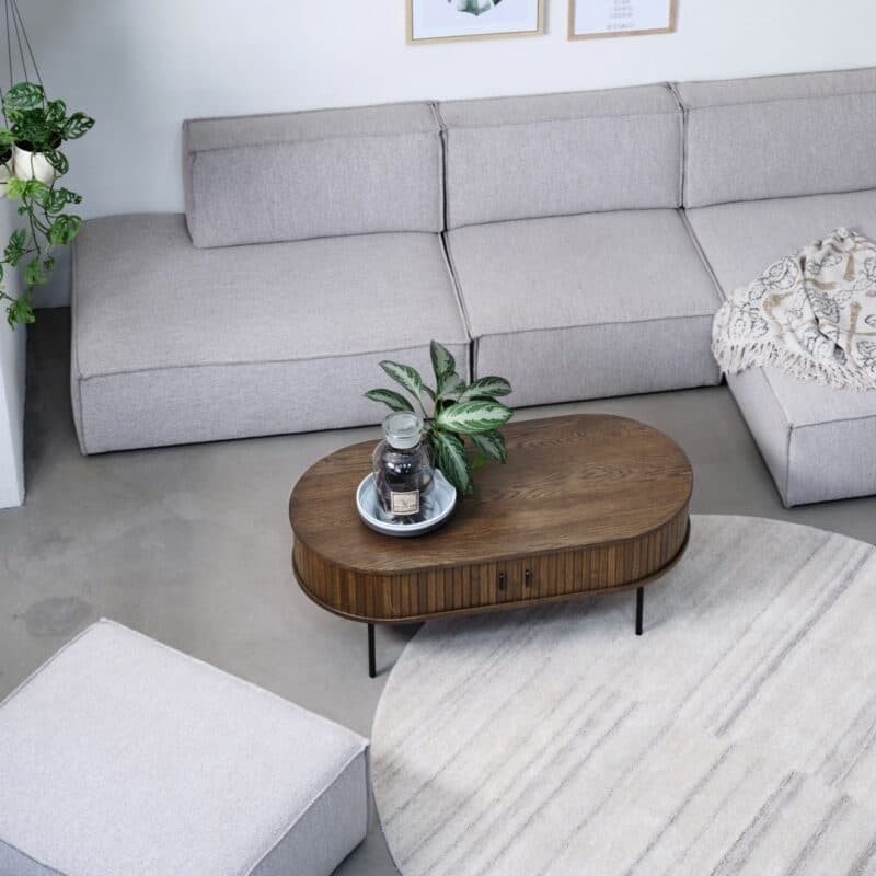 Trendstore Uriel Couchtisch in Eiche Furnier Smoked mit Füßen und Griffen aus Metall - Wohnbeispiel