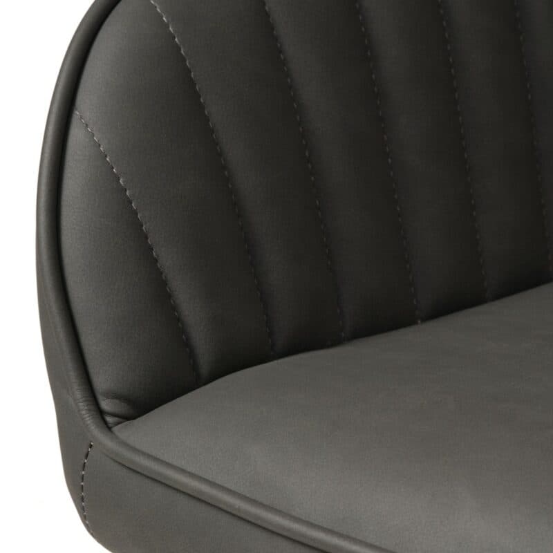 Trendstore Melfort Armlehnstuhl aus Kunstleder in Dunkelgrau mit Metallfüßen in Schwarz - Detailansicht Armlehne und Sitz.