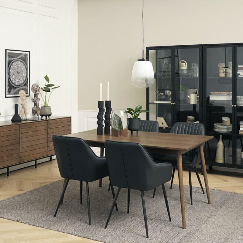 Trendstore Melfort Armlehnstuhl aus Kunstleder in Dunkelgrau mit Metallfüßen in Schwarz - Wohnbeispiel