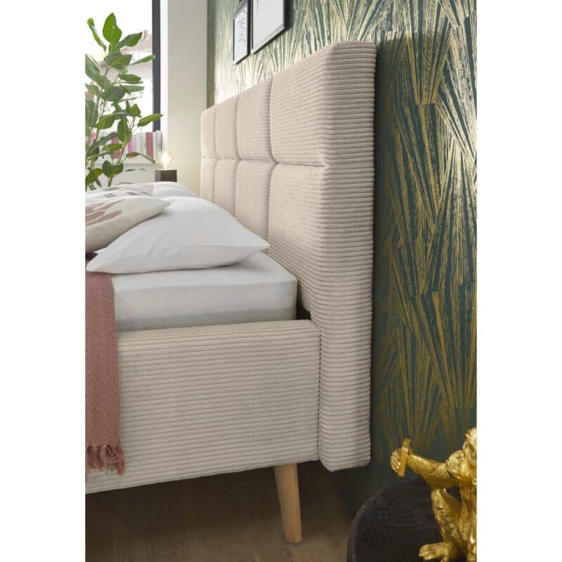 Set One Cary Polsterbett in Cord Poso 100 beige und Holzfuß eichefarbig, Wohnbeispiel
