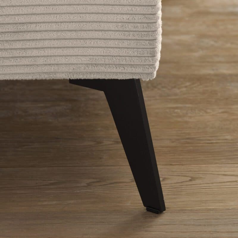 Set One Cary Polsterbett in Cord Poso 100 beige und Metallfüße schwarz, Detail Fuß