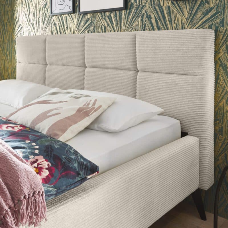 Set One Cary Polsterbett in Cord Poso 100 beige und Metallfüße schwarz, Wohnbeispiel