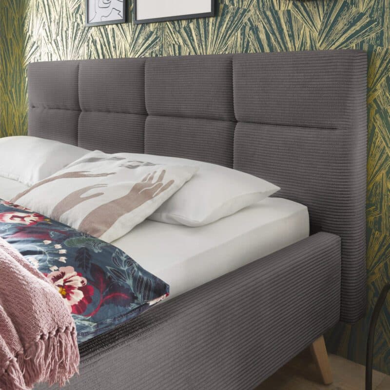 Set One Cary Polsterbett in Cord Poso 22 grau und Holzfuß eichefarbig, Wohnbeispiel