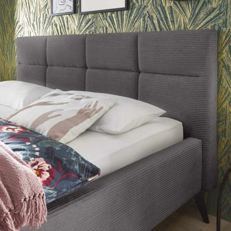 Set One Cary Polsterbett in Cord Poso 22 grau und Metallfüße schwarz, Wohnbeispiel