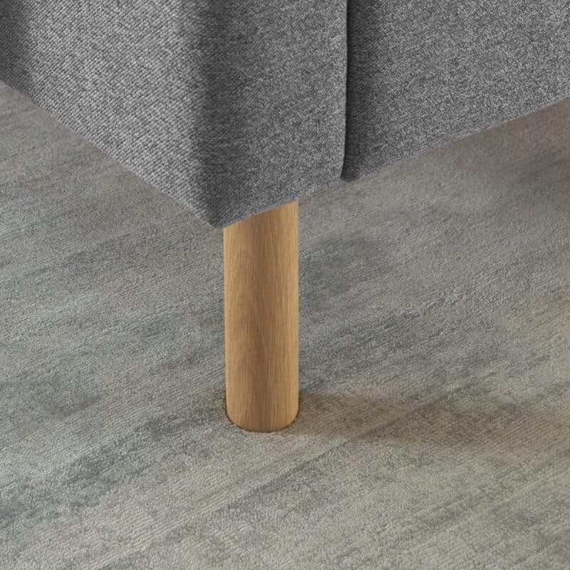Set One Cary Polsterbett in Textilgewebe Faro 04 hellgrau und Holzfuß eichefarbig, Detail Fuß