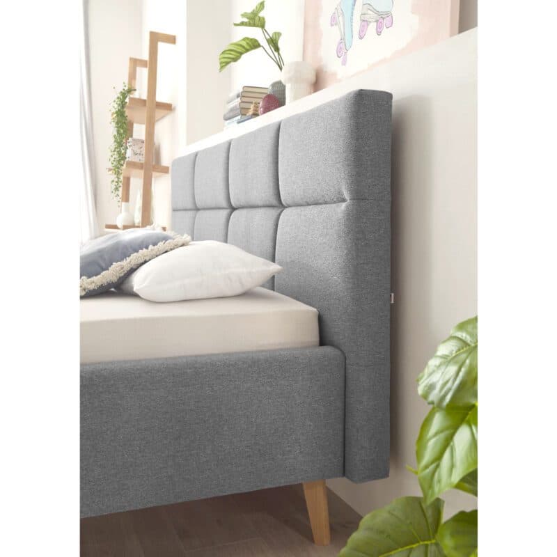 Set One Cary Polsterbett in Textilgewebe Faro 04 hellgrau und Holzfuß eichefarbig, Wohnbeispiel