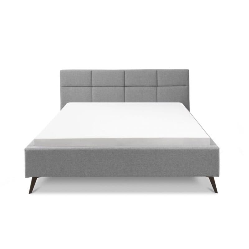 Set One Cary Polsterbett Bezug Textilgewebe Faro 04 hellgrau und Metallfüße schwarz Freisteller frontal