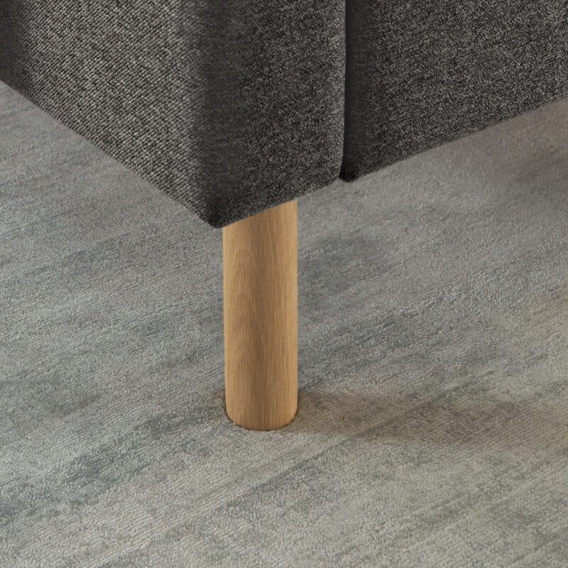 Set One Cary Polsterbett in Textilgewebe Faro 24 anthrazit und Holzfuß eichefarbig, Detail Fuß