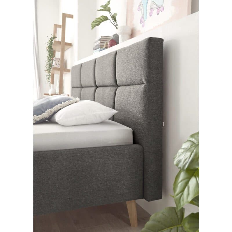 Set One Cary Polsterbett in Textilgewebe Faro 24 anthrazit und Holzfuß eichefarbig, Wohnbeispiel