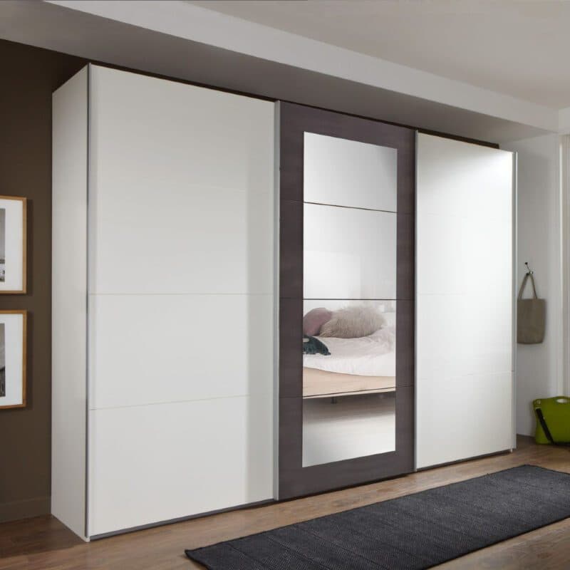 Wimex Minden Schwebetürenschrank weiß Raw Steel mit Spiegel, 3-türig Breite 270 cm Wohnbeispiel.