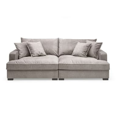 Trendstore Haidi Megasofa in Bezug Vogue taupe mit zwei Rückenkissen und vier Zierkissen.