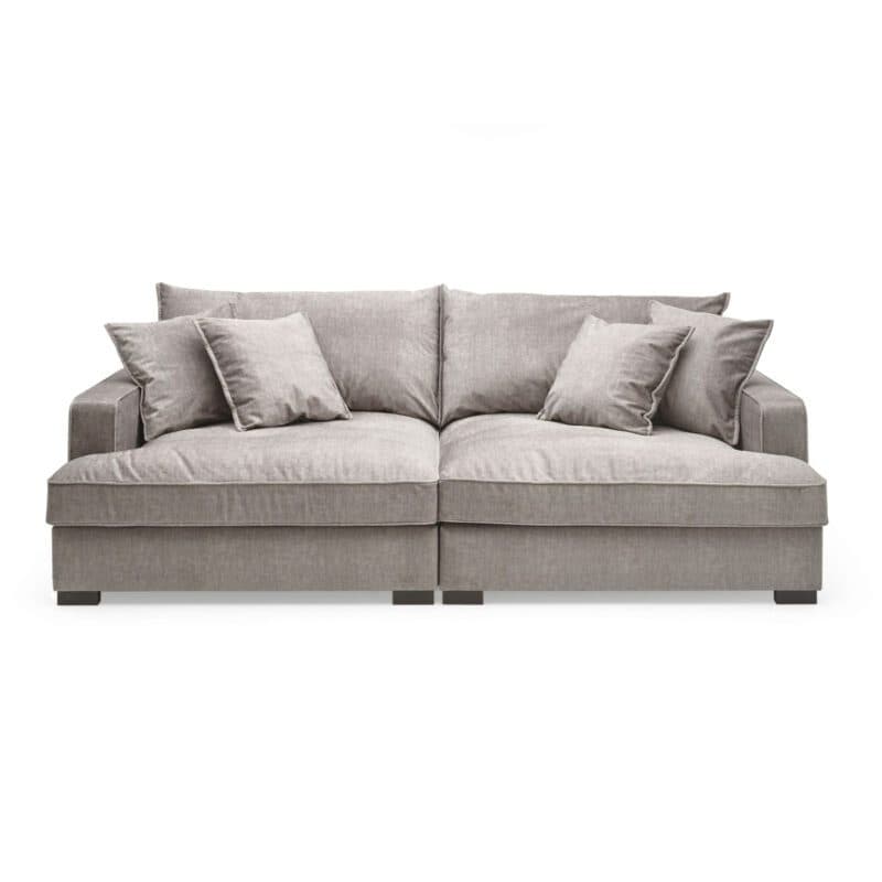 Trendstore Haidi Megasofa in Bezug Vogue taupe mit zwei Rückenkissen und vier Zierkissen.