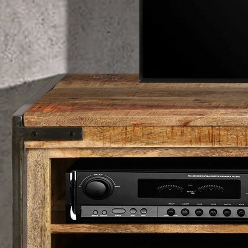 Trendstore Arta Lowboard Mangholz massiv und lackiert Wohnbeispiel im Detail