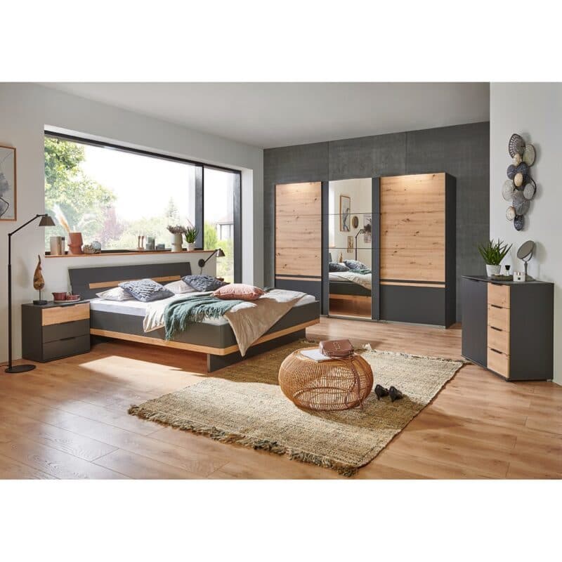 Wimex Gibraltar Schlafzimmer 4-teilig bestehend aus Schwebetürenschrank 3-türig Doppelbett 180x200 Nachtkommoden Paar mit jeweils 3 Schubladen Kombikommode in Dekor graphit Absetzung Artisan Eiche Nachbildung Wohnbeispiel