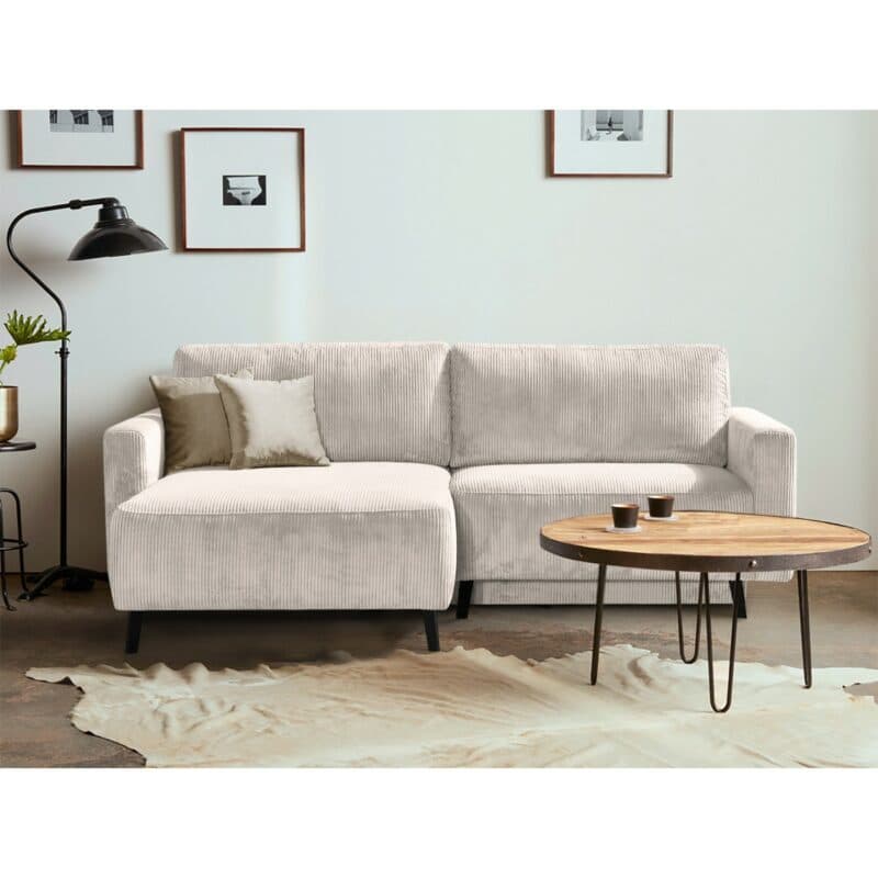 Dixx Divani Ramhusen Schlafsofa mit Cordbezug in Creme und Bettkasten - Wohnbeispiel, Ottomane links