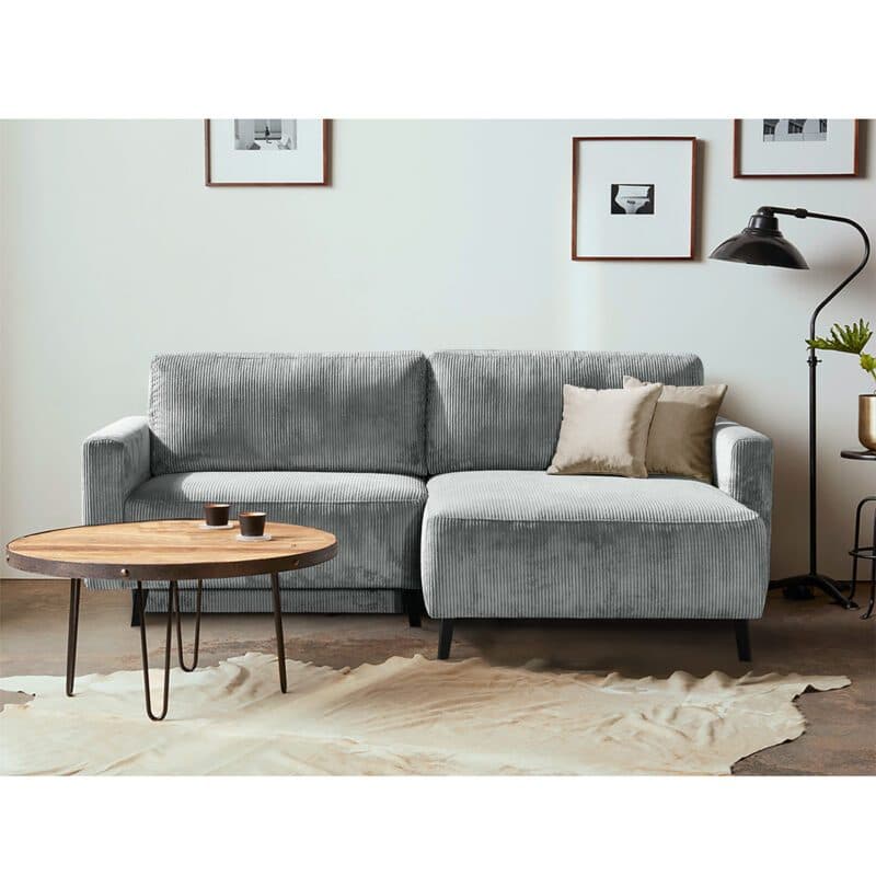 Dixx Divani Ramhusen Schlafsofa mit Cordbezug in Hellgrau und Bettkasten - Wohnbeispiel, Ottomane rechts