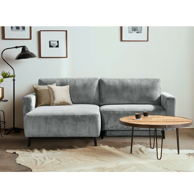Dixx Divani Ramhusen Schlafsofa mit Cordbezug in Hellgrau und Bettkasten - Wohnbeispiel, Ottomane links