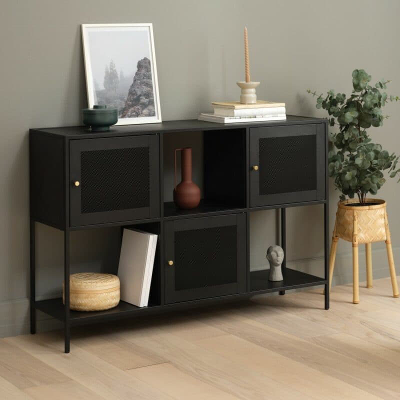 Trendstore Ulima Sideboard mit Gittertüren und Wechselgriffen (hier in Gold) - Wohnbeispiel