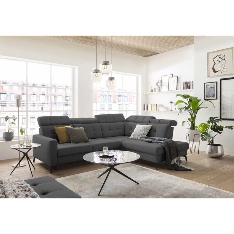 Musterring MR 4615 Ecksofa rechts in Mono anthrazit Wohnbeispiel Kopfteilverstellung