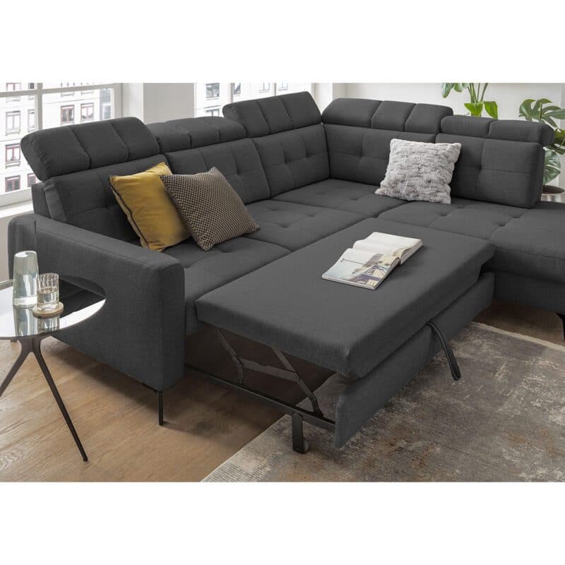 Musterring MR 4615 Ecksofa rechts in Mono anthrazit Wohnbeispiel Schlaffunktion und Kopfteilverstellung