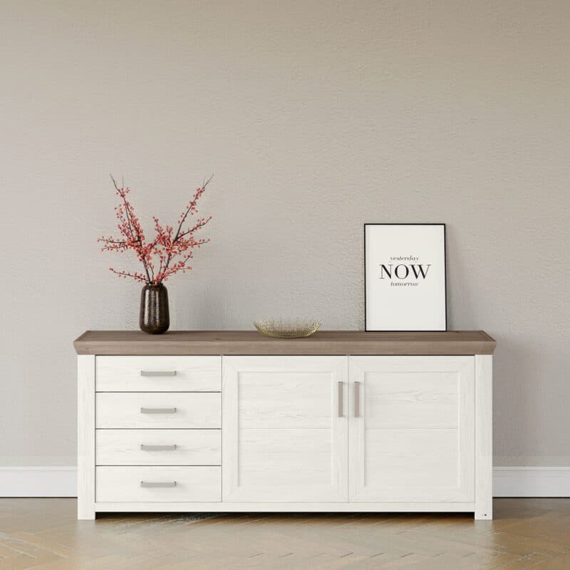 set one by Musterring Type 51 Sideboard mit einer Deckplatte in Eiche Nelson Nachbildung und einem Korpus in Dekor Pino Aurelio mit zwei Türen und vier Schubkästen - Wohnbeispiel