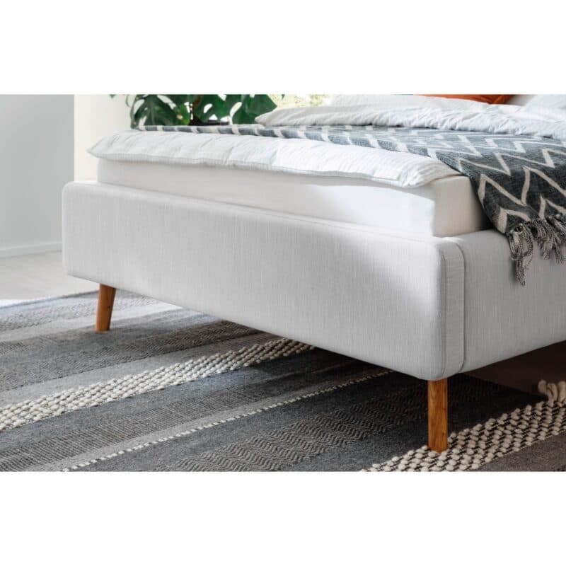 Meise Lotte Polsterbett in Bezug Melva hellgrau und Füßen aus Massivholz eichefarbig - Wohnbeispiel Detail