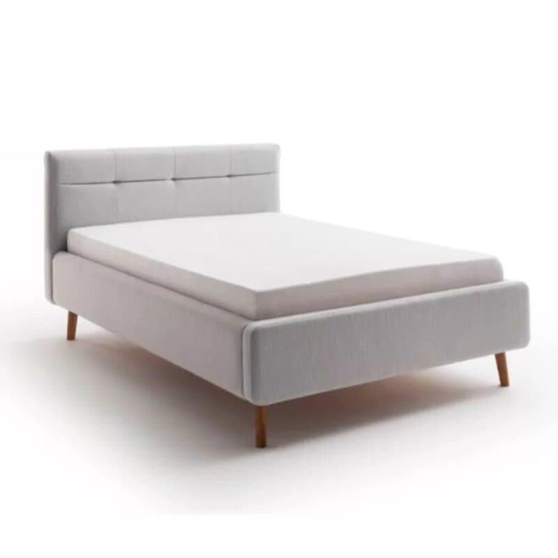 Meise Lotte Polsterbett in Bezug Melva hellgrau und Füßen aus Massivholz eichefarbig – Freisteller