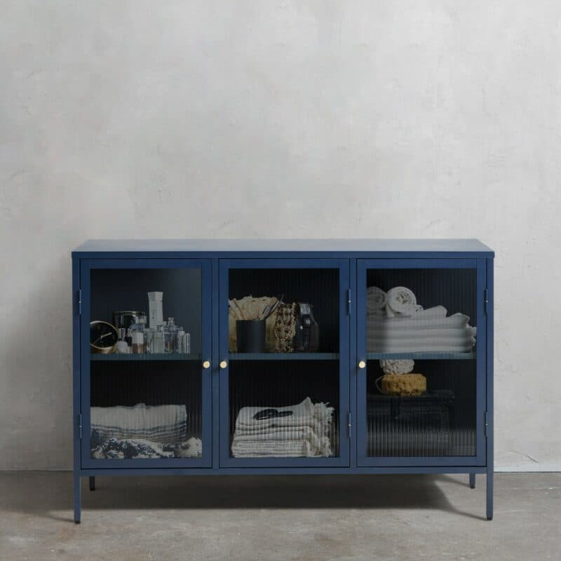 Trendstore Undine Sideboard aus blauem Metall mit Glaseinsatz - Wohnbeispiel