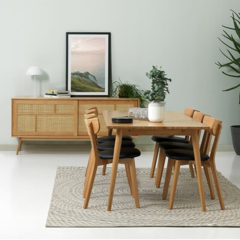 Trendstore Uppsala Sideboard aus furnierter Eiche (natur) mit Rattangeflecht - Wohnbeispiel