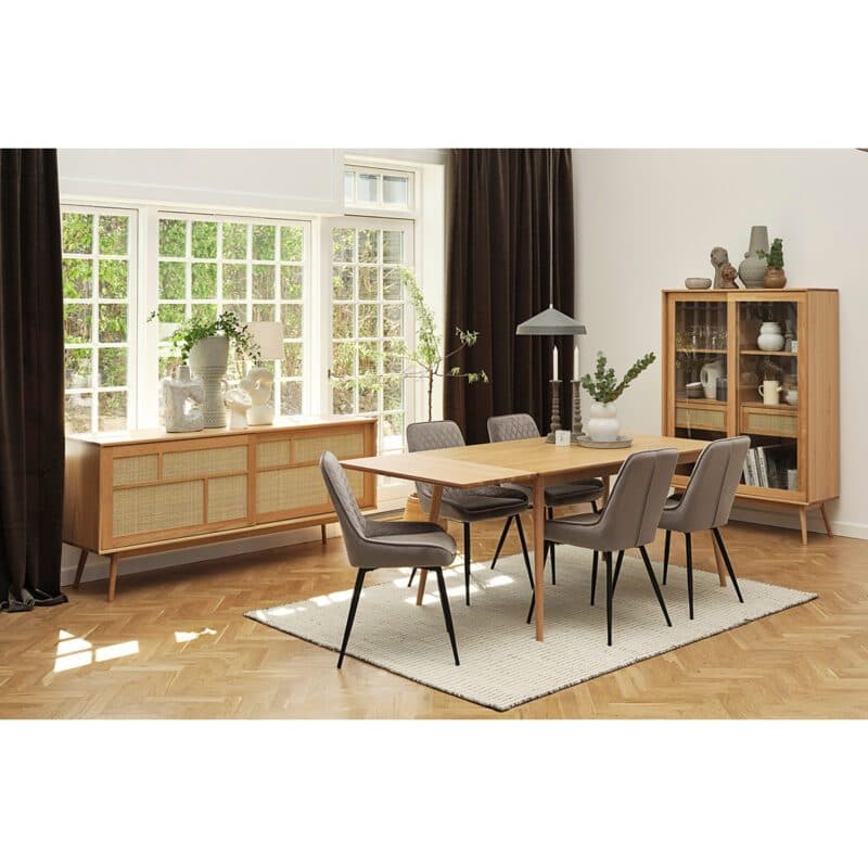 Trendstore Uppsala Sideboard aus furnierter Eiche (natur) mit Rattangeflecht - Wohnbeispiel